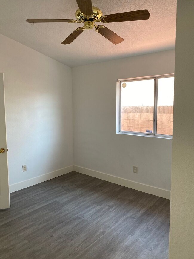 Building Photo - East Lancaster 4+2