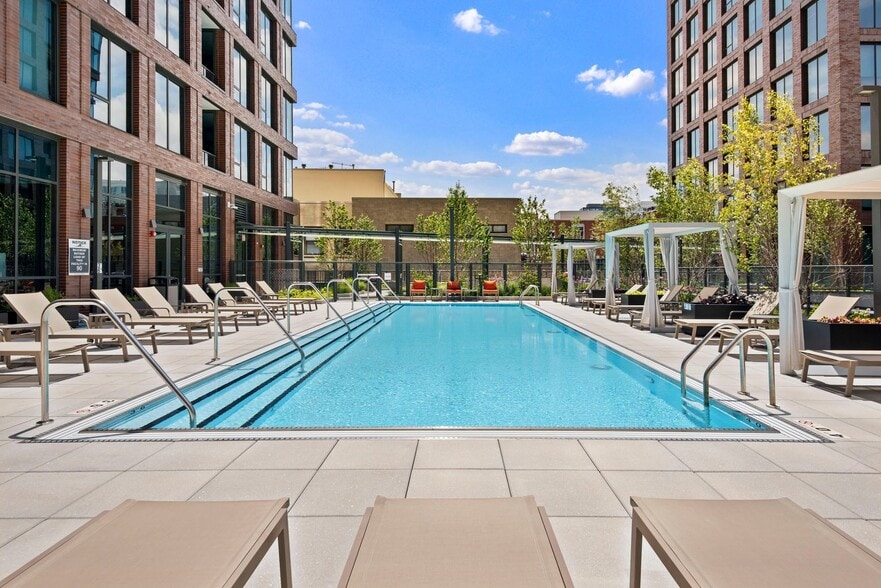 Building Photo - 944 W Madison St