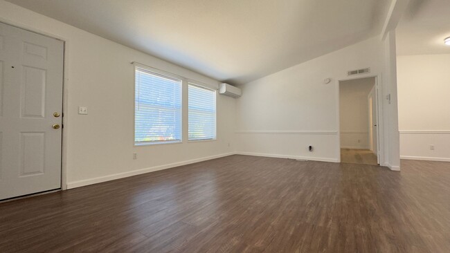 Building Photo - Lakeview 3 Bedroom Home with A/C , LVP Flo...
