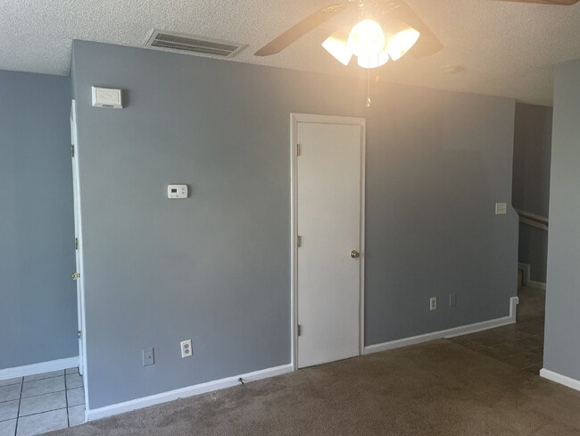 Building Photo - Two Bedroom, 1.5 Bath Townhome-201 Mesa Ln.