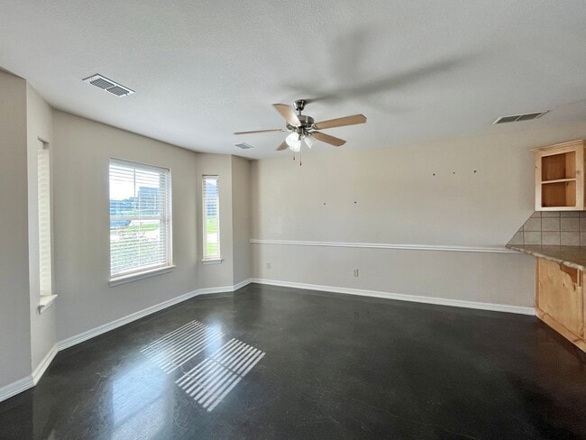 Building Photo - 302 Princess Place