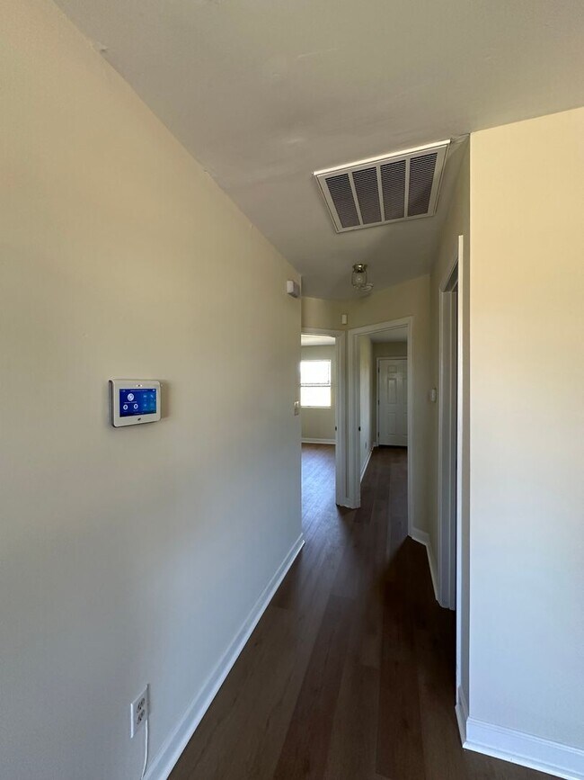 Building Photo - 627 Plymouth St