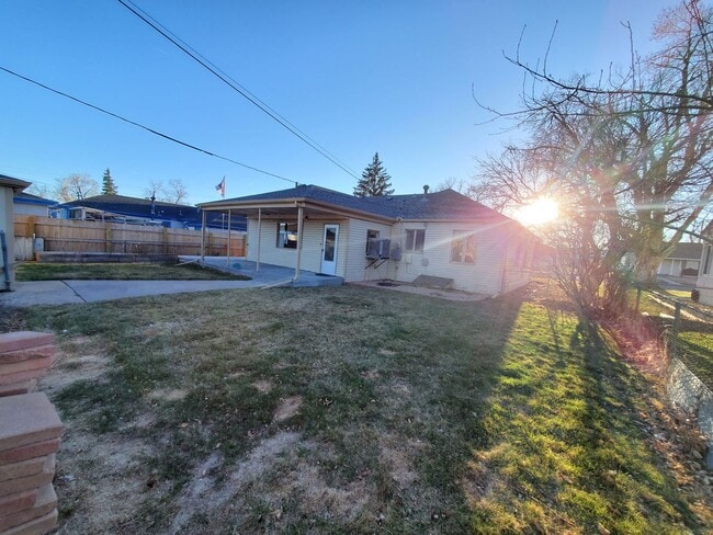 Building Photo - 3 Bed Home in Denver's Athmar Park  **Move...