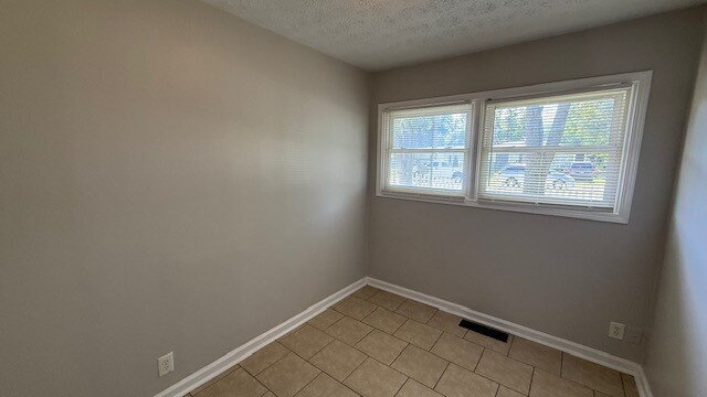 Building Photo - WEST - EAGLEDALE 3 BEDROOM RANCH AVAILABLE NOW!