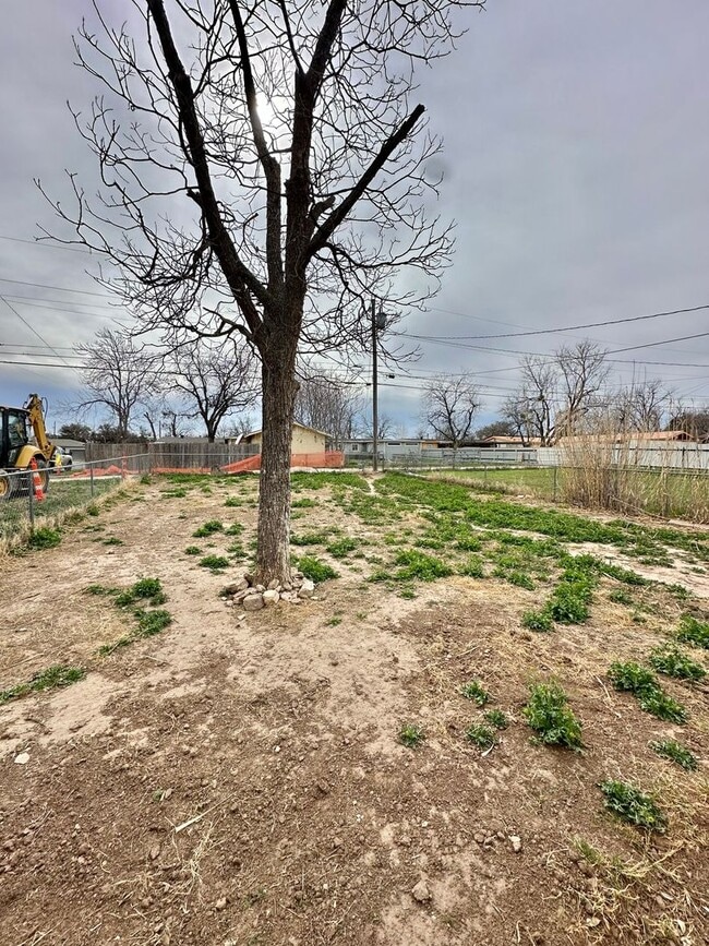 Building Photo - COMING MAY 2026 - Spacious & Centrally Located 3-Bedroom 2-Bathroom Home!