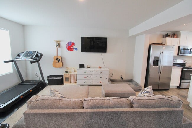 Building Photo - Townhome with a large fenced in yard for rent!