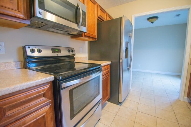 Building Photo - 3 Bedroom 2 Bathroom - Pets Allowed!