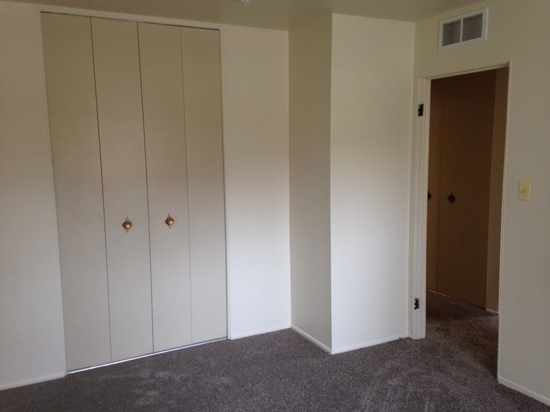 BED RM - 33300 Freedom Rd