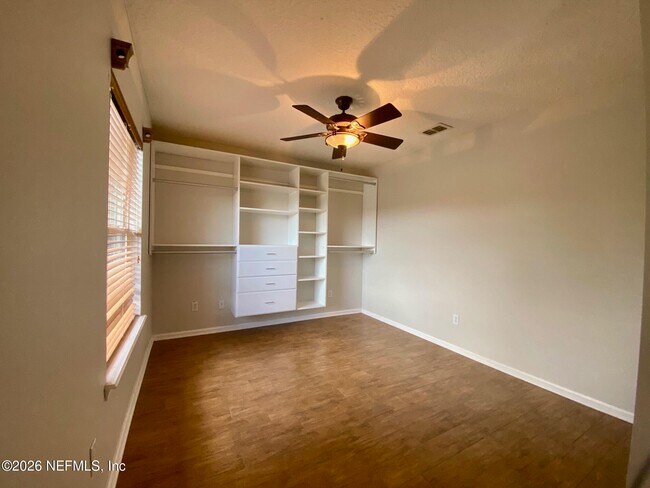 Building Photo - 1530 Vineland Cir