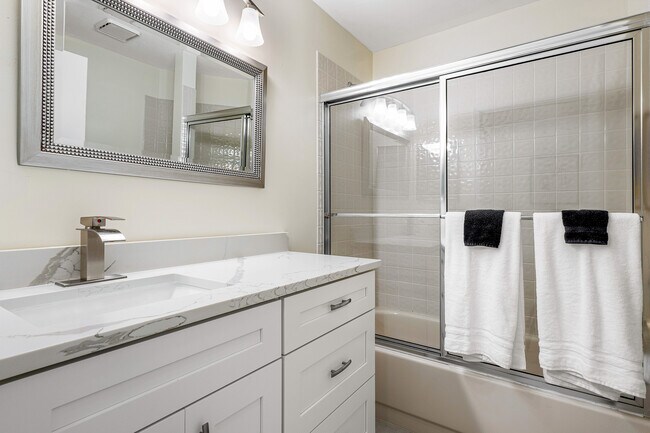 Guest bath - 7205 Sweetbay Ct