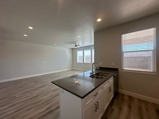 Building Photo - 3 BEDROOM SAND HOLLOW TOWNHOME FOR RENT!