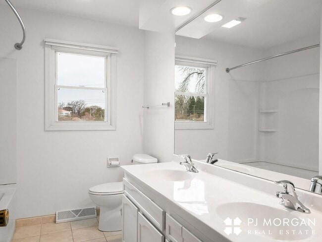 Building Photo - 3 Bed 3 Bath Duplex - Available now