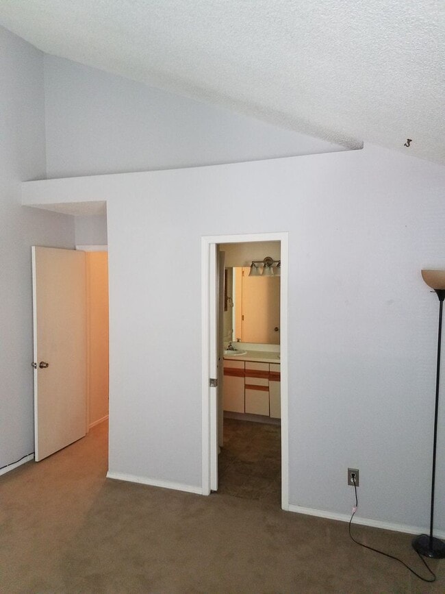 Building Photo - Valley Hi one level living