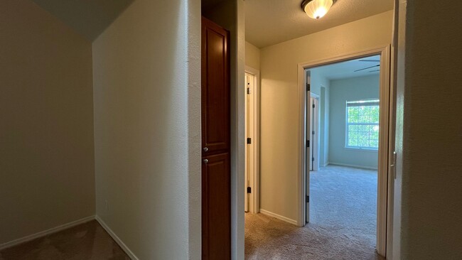 Building Photo - 2 Bed 2 Bath Townhouse