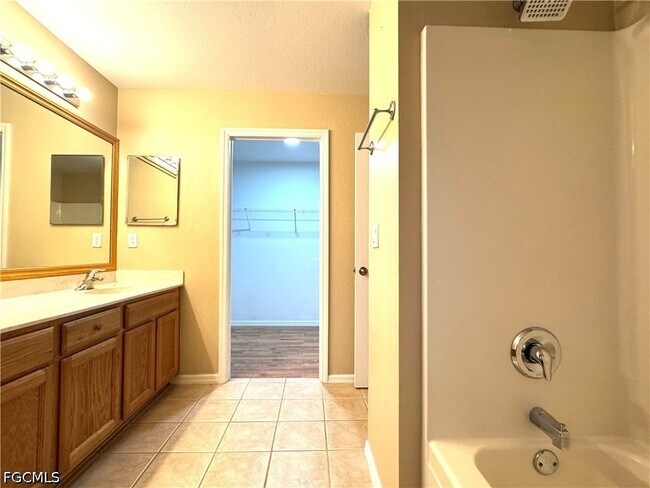 Building Photo - 117 Shadow Lakes Dr