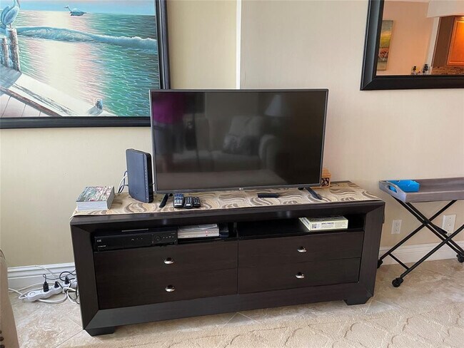 Building Photo - 209 N Fort Lauderdale Beach Blvd