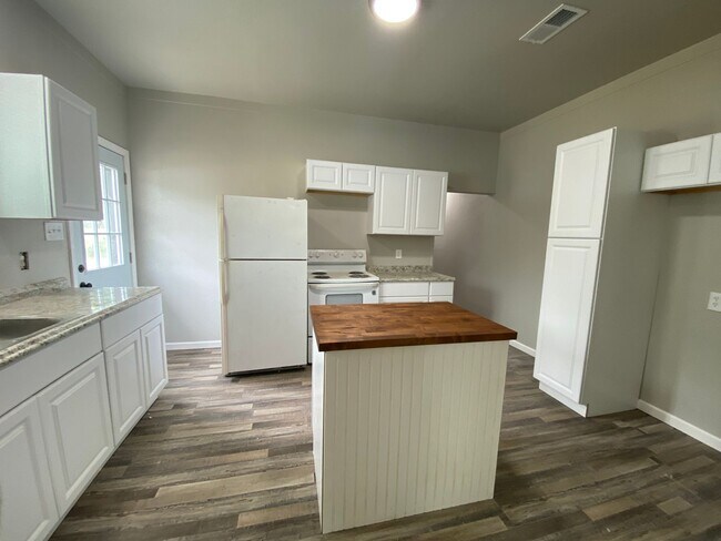 Building Photo - 1101 W Lone Star Ave