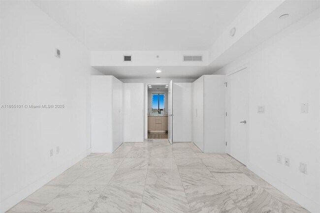 Building Photo - 1010 Brickell Ave