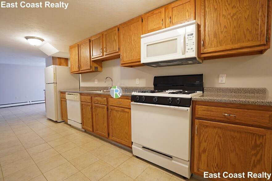 Building Photo - 21 Linden St