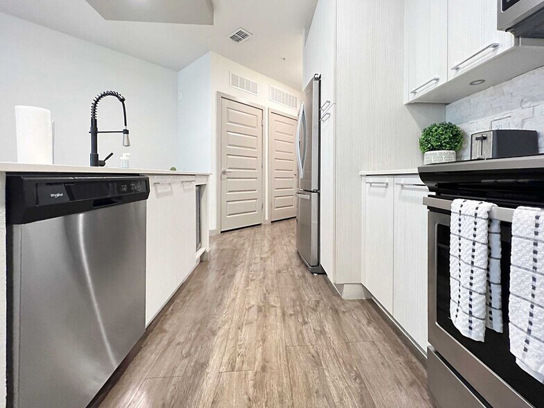 Building Photo - 7616 W Courtney Campbell Cswy