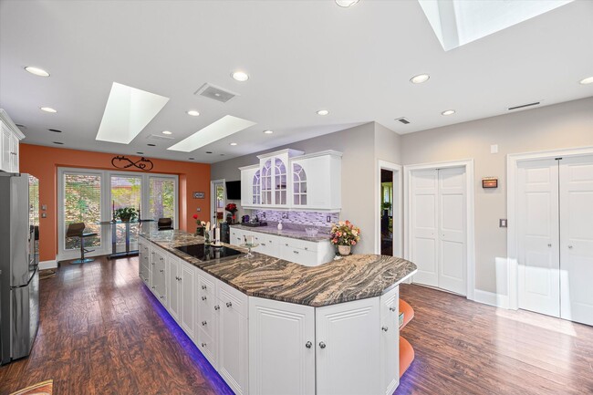 Building Photo - Gorgeous, Fully furnished 3 Bed 3.5 bath h...
