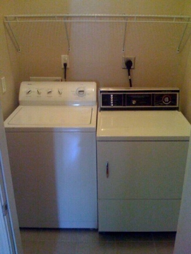Building Photo - Large Renovation in South Side Flats! A/C,...