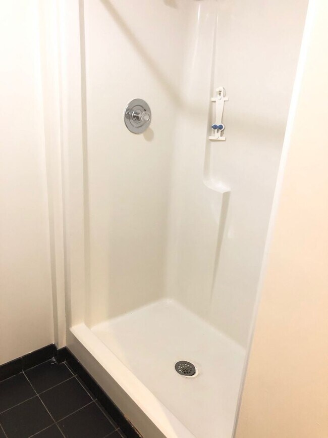 Building Photo - Spacious Potomac Beauty backs to Golf Course