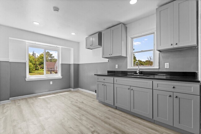 Building Photo - 16039 Fairmount Dr