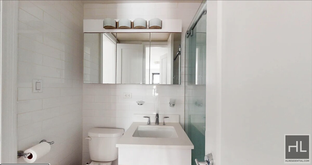 Building Photo - 5 AVENUE