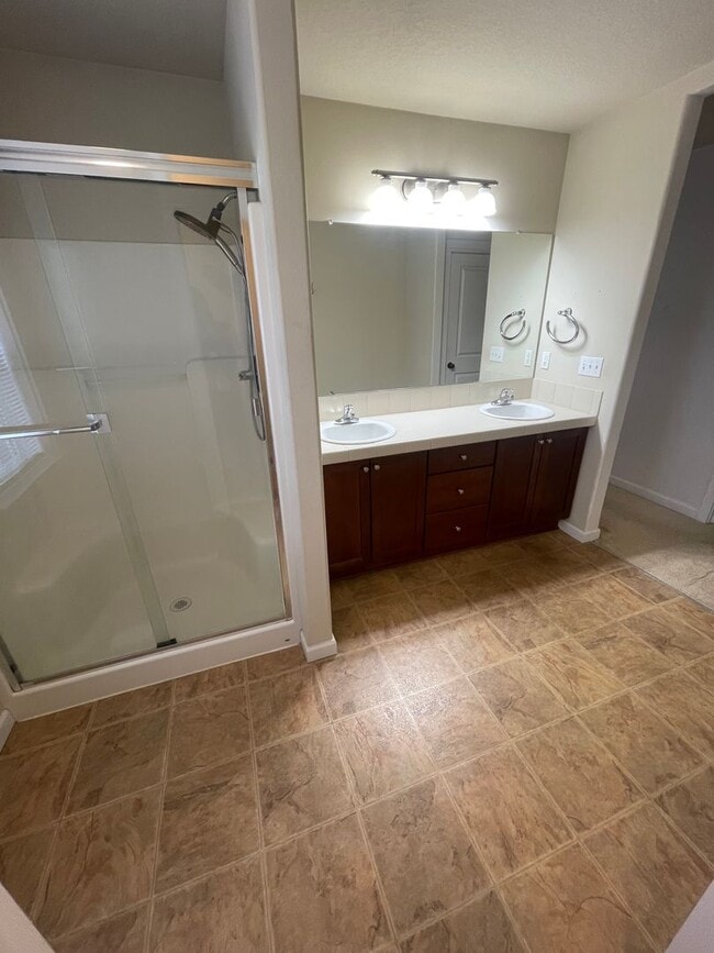 Building Photo - Gorgeous Pet Friendly Three Bedroom Home I...