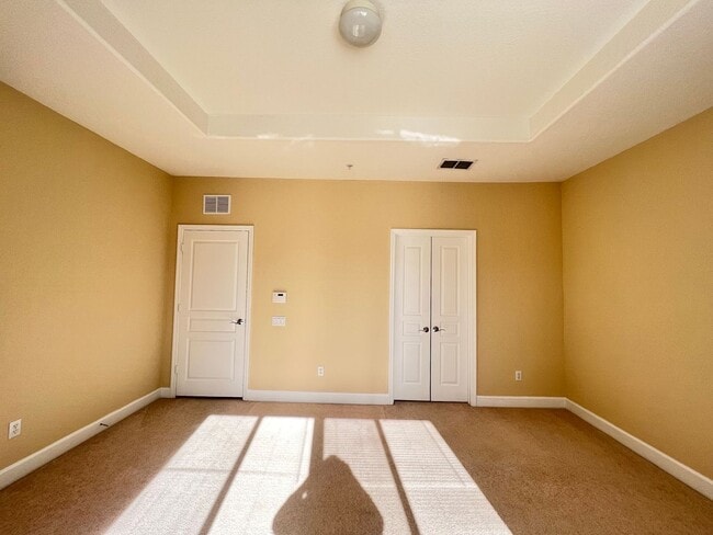 Building Photo - Great townhouse -  available now!
