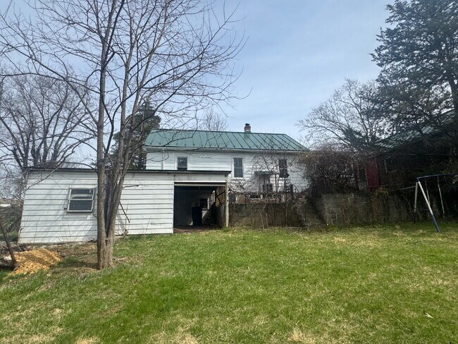 Building Photo - 4-Bedroom country homestead in Strasburg with Spacious Living — 1,445 Sq Ft of Comfort!