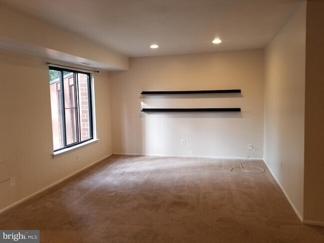 Building Photo - 1005 Worthington Dr