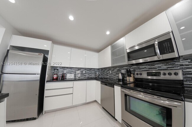 Building Photo - 5601 Collins Ave
