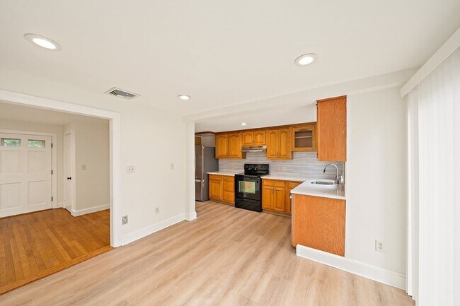 Building Photo - 11 Suban Pl