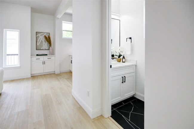 Building Photo - 1214 W 24th St