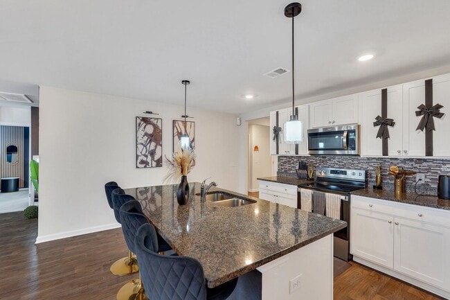 Building Photo - 4 Bed, 2 Bath Gem in Park West!