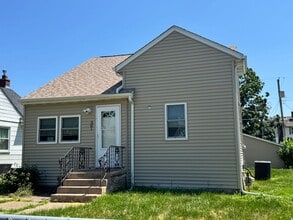 Building Photo - 3 Bedroom house in Davenport