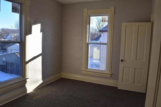 Building Photo - 910 Avenue B