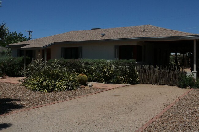 Building Photo - Two bedroom one bath fully furnished located in central Tucson!