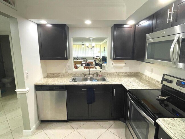 Building Photo - 2805 SW 22nd Ave