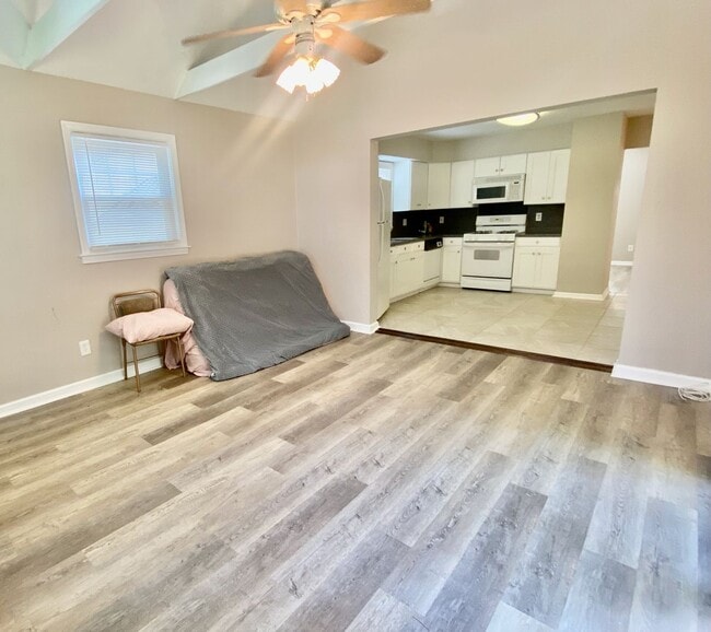 Building Photo - SPACIOUS 4 BED/2 BATH HOUSE-Luxury Vinyl F...