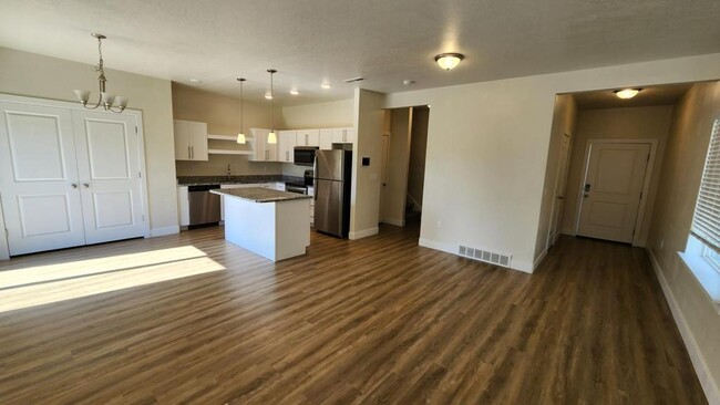 Building Photo - 943 W 600 S