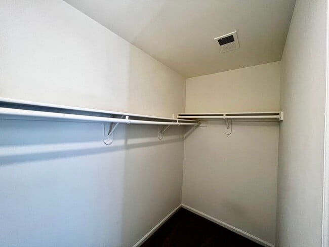 Building Photo - Spacious 4 Bedroom 3.5 Bathroom with Deck ...