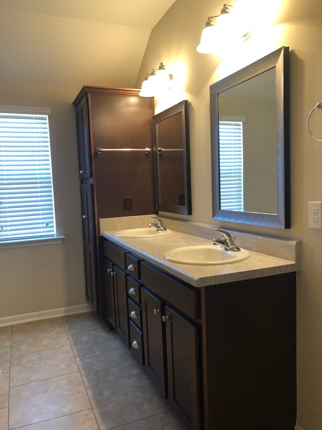 Building Photo - 3068 Ashley Lp