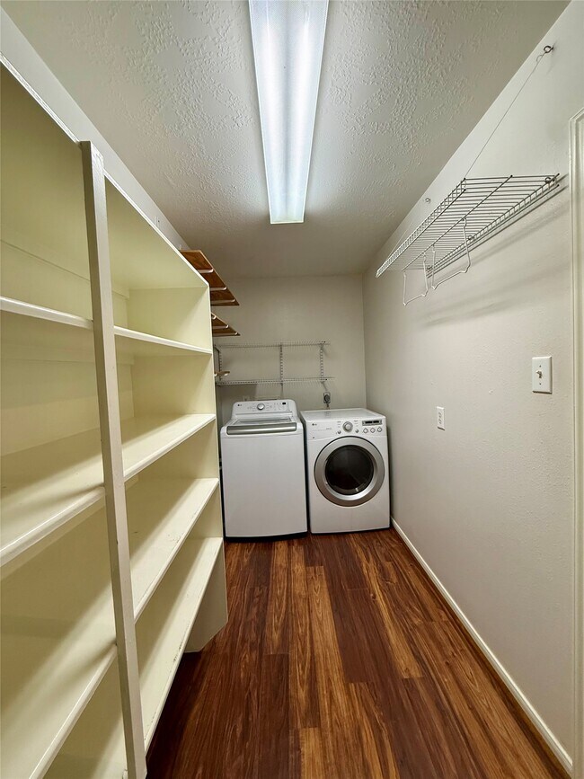 Building Photo - 6931 Echo Pines Dr