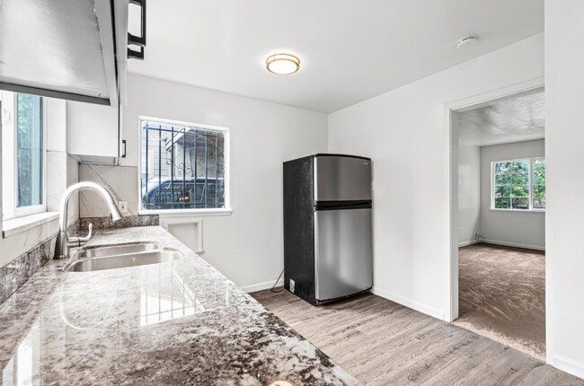 Building Photo - Newly Updated Oakland 3-Bed: Off-Street Pa...