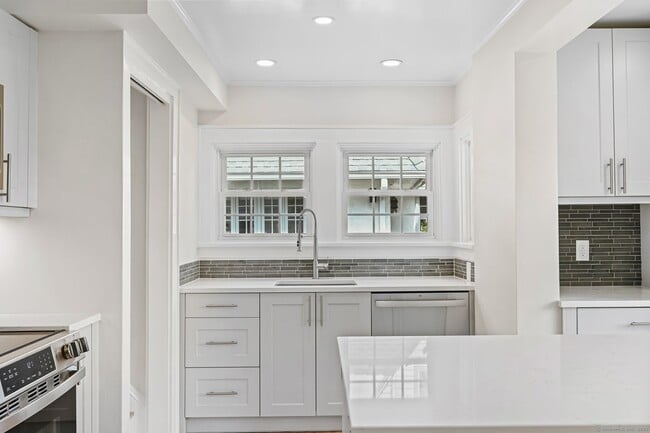 Building Photo - 15 Richmond Dr