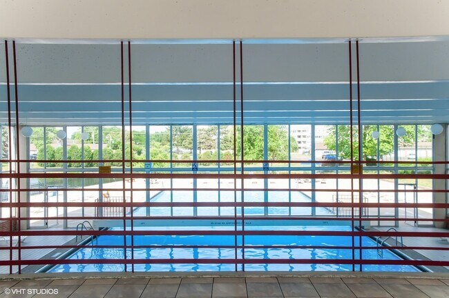 Building Photo - 18 E Old Willow Rd