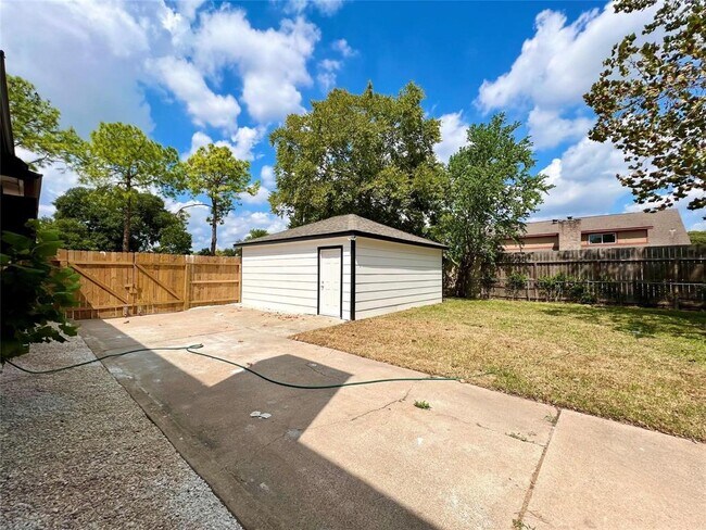 Building Photo - 12230 Fairpoint Dr